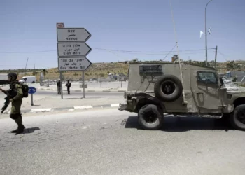 Ilustrativo: Soldados israelíes en el puesto de control de Tapuah, cerca de la ciudad cisjordana de Naplusa, el 30 de mayo de 2014. (AP Photo/Nasser Ishtayeh/Archivo)