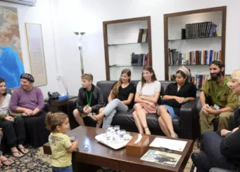 El primer ministro Benjamin Netanyahu y su esposa Sara, a la derecha, se reúnen con la familia del teniente segundo Pedayah Mark, muerto en combate en Gaza, en el asentamiento cisjordano de Otniel, el 9 de noviembre de 2023. (Amos Ben Gershom/GPO)