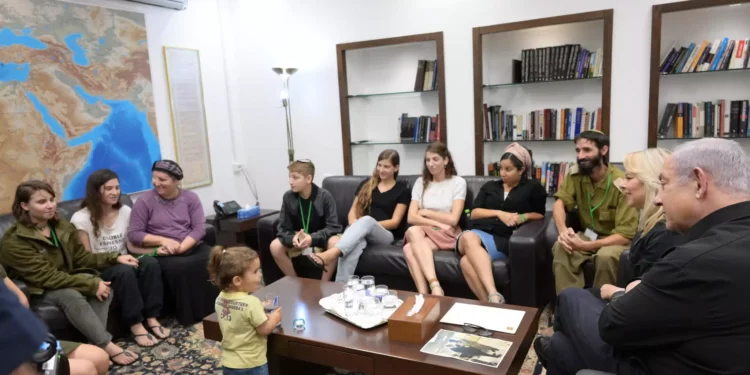 El primer ministro Benjamin Netanyahu y su esposa Sara, a la derecha, se reúnen con la familia del teniente segundo Pedayah Mark, muerto en combate en Gaza, en el asentamiento cisjordano de Otniel, el 9 de noviembre de 2023. (Amos Ben Gershom/GPO)