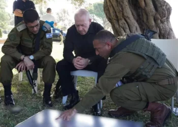 El ministro de Defensa, Yoav Gallant (centro), habla con oficiales en el cuartel general de la 146 División, cerca de la frontera con Líbano, el 4 de noviembre de 2023. (Ariel Hermoni/Ministerio de Defensa)