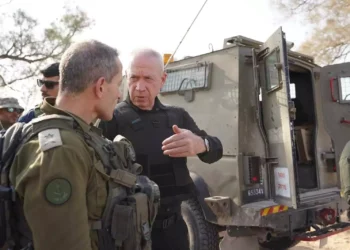 El ministro de Defensa, Yoav Gallant, hace un recorrido cerca de la frontera de Gaza el 1 de noviembre de 2023. (Elad Malka/Ministerio de Defensa)