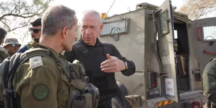 El ministro de Defensa, Yoav Gallant, hace un recorrido cerca de la frontera de Gaza el 1 de noviembre de 2023. (Elad Malka/Ministerio de Defensa)