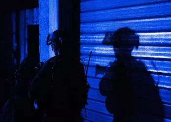 Soldados de la FDI operan en el Hospital Shifa de la ciudad de Gaza durante la noche en una foto distribuida el 15 de noviembre de 2023. (Fuerzas de Defensa de Israel)