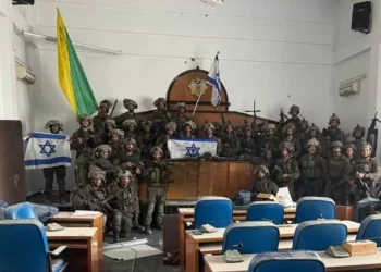 Tropas de la Brigada Golani de la FDI posan para una foto en el interior del edificio del Parlamento de Gaza, en la ciudad de Gaza, tras capturar el lugar, el 13 de noviembre de 2023. (Redes sociales; utilizado de conformidad con la cláusula 27a de la Ley de Propiedad Intelectual).