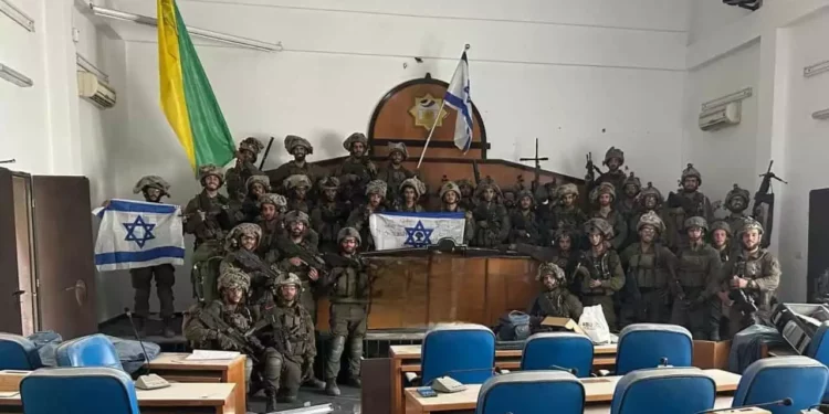 Tropas de la Brigada Golani de la FDI posan para una foto en el interior del edificio del Parlamento de Gaza, en la ciudad de Gaza, tras capturar el lugar, el 13 de noviembre de 2023. (Redes sociales; utilizado de conformidad con la cláusula 27a de la Ley de Propiedad Intelectual).