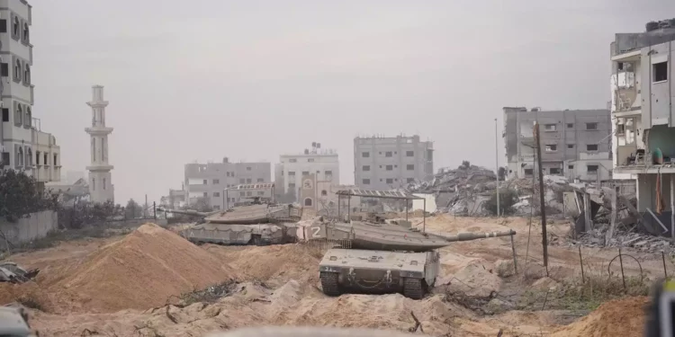 Tropas israelíes operan en el norte de la Franja de Gaza en esta foto difundida el 14 de noviembre de 2023. (FDI)