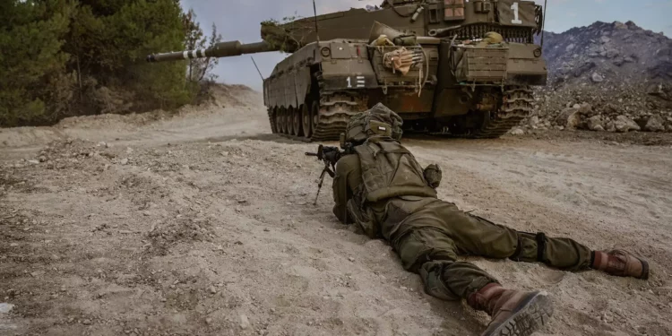 Soldados israelíes patrullan cerca de la frontera israelí con Líbano, 1 de noviembre de 2023. (Ayal Margolin/Flash90)