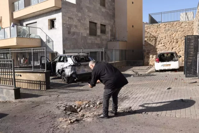 Hamás y Hezbolá lanzan más de 30 cohetes desde Líbano