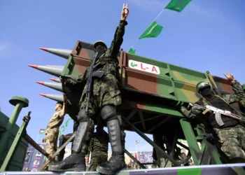 Archivo: Miembros de las Brigadas Al-Qassam, brazo armado del grupo terrorista Hamás, asisten a un mitin en Beit Lahiya, el 30 de mayo de 2021. (Atia Mohammed/Flash90)