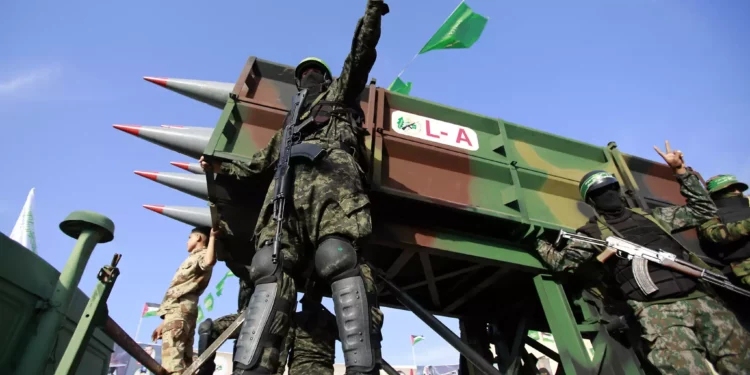 Archivo: Miembros de las Brigadas Al-Qassam, brazo armado del grupo terrorista Hamás, asisten a un mitin en Beit Lahiya, el 30 de mayo de 2021. (Atia Mohammed/Flash90)