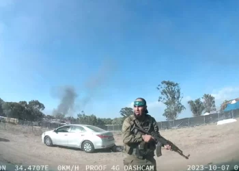 Un terrorista armado de Hamás paseando por el festival de música Supernova, cerca del kibutz Reim, en el desierto del Néguev, en el sur de Israel, el 7 de octubre, donde terroristas de Gaza masacraron a cientos de personas. (SOUTH FIRST RESPONDERS / AFP)