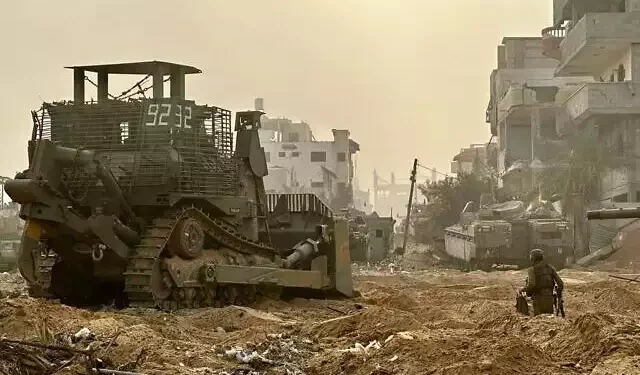 Un vehículo blindado israelí opera dentro de la Franja de Gaza, 2 de noviembre de 2023. (Fuerzas de Defensa de Israel)