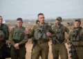 El Jefe de Estado Mayor de la FDI, Teniente General Herzi Halevi, habla a las tropas en la frontera de Gaza, 29 de octubre de 2023. (Fuerzas de Defensa de Israel)