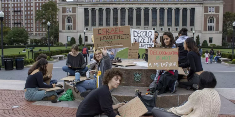 Manifestantes se reúnen con pancartas cerca de la Biblioteca Butler, en el campus de la Universidad de Columbia, en el barrio de Morningside Heights de Nueva York, el 8 de octubre de 2023. (AP Photo/Ted Shaffrey)