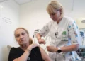Una mujer se vacuna contra la gripe el 5 de septiembre de 2023. (Clalit)