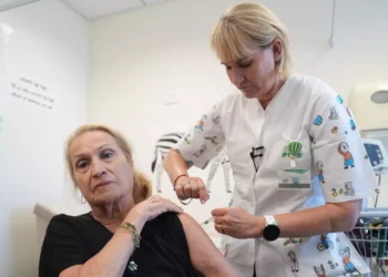 Una mujer se vacuna contra la gripe el 5 de septiembre de 2023. (Clalit)