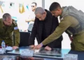 El primer ministro Benjamin Netanyahu durante una sesión informativa en la base Zikim de las FDI, cerca de Gaza, el 15 de noviembre de 2023. (Kobi Gideon/GPO)