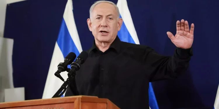El primer ministro Benjamin Netanyahu habla en una rueda de prensa en el Ministerio de Defensa, en Tel Aviv, el 28 de octubre de 2023. (Dana Kopel/POOL)