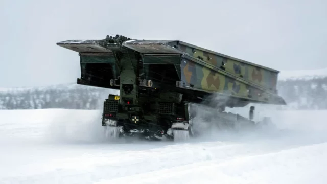 Noruega recibe puentes lanzamisiles blindados (AVLB) Leguan basados en Leopard 2