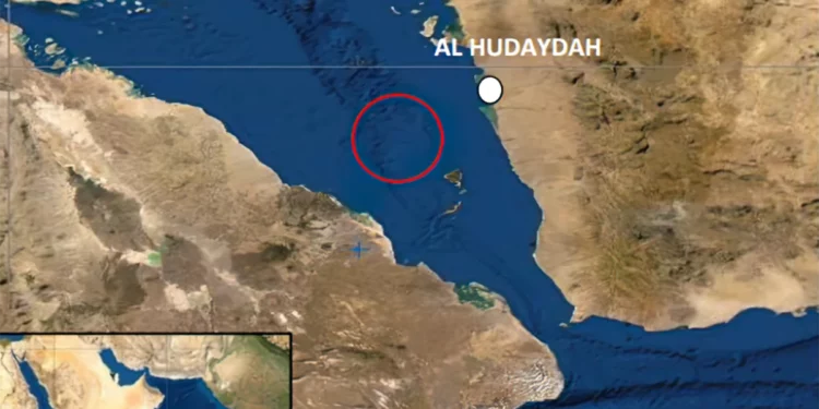 Explosiones y misiles en un buque frente a las costas de Yemen
