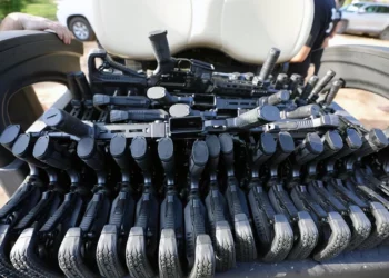 Más ciudades del sur de Israel reciben armas y equipos de combate para defenderse