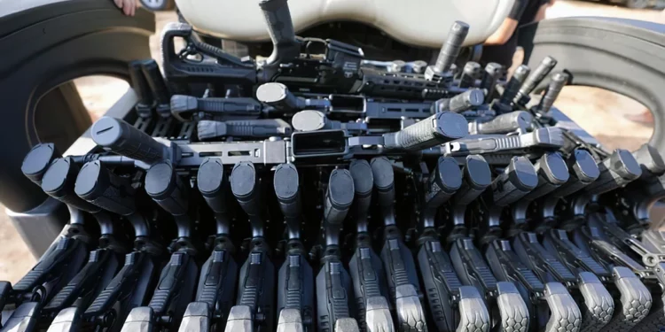 Más ciudades del sur de Israel reciben armas y equipos de combate para defenderse