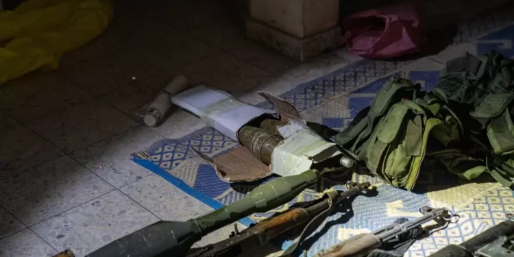 Armas de Hamás en habitación de un niño en la ciudad de Gaza