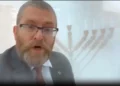 Legislador polaco apaga las velas de Jánuca en el Parlamento con un extintor
