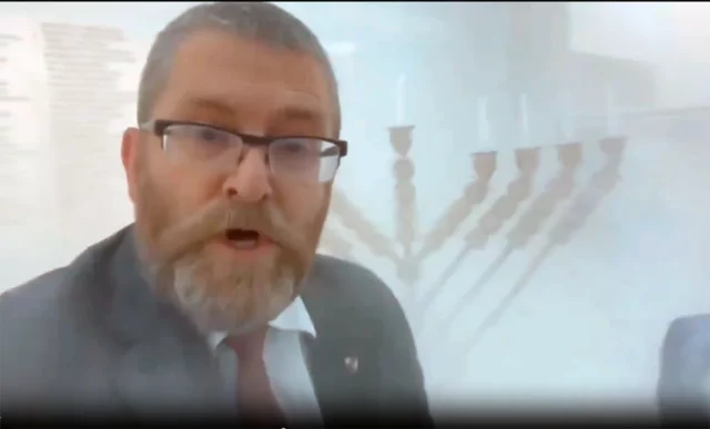 Legislador polaco apaga las velas de Jánuca en el Parlamento con un extintor