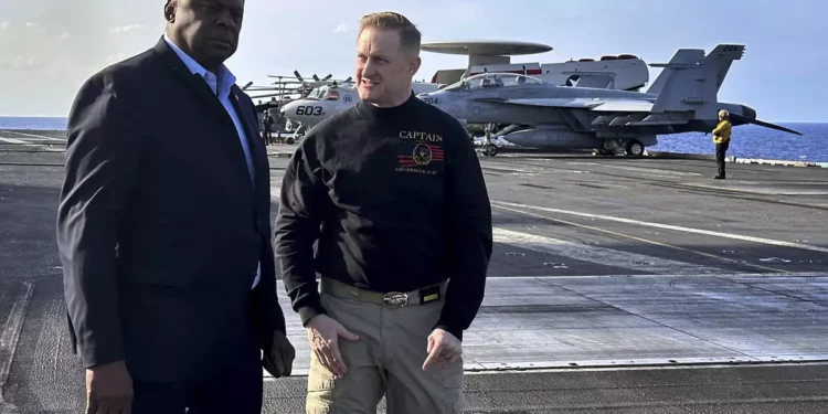 Lloyd Austin visita portaaviones USS Gerald R. Ford