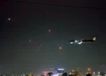 Avión aterriza en Israel en medio de andanada de cohetes de Gaza