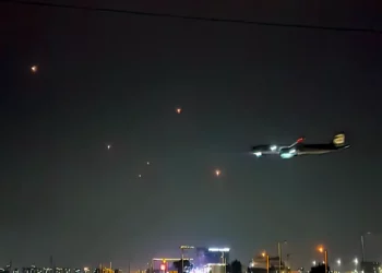 Avión aterriza en Israel en medio de andanada de cohetes de Gaza