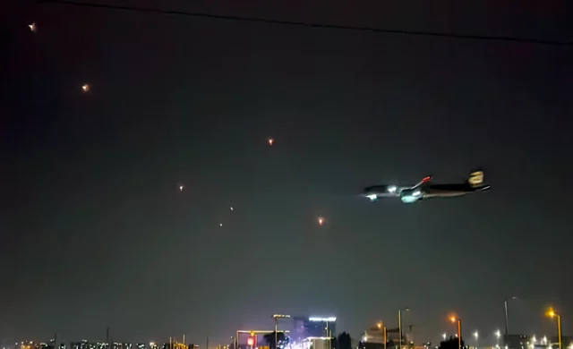 Avión aterriza en Israel en medio de andanada de cohetes de Gaza
