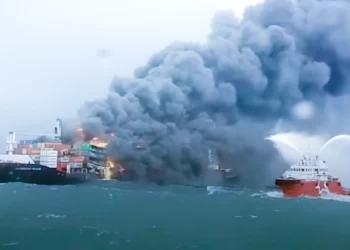 Ataque a un carguero frente a las costas de Yemen en el mar Rojo