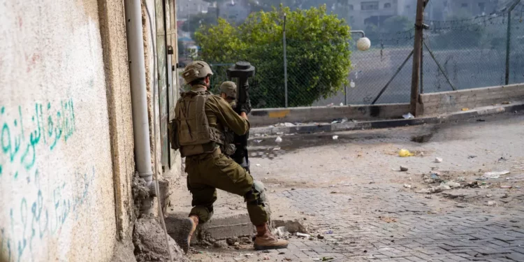 Tropas del Batallón 931 de la Brigada de Infantería Nahal luchan contra operativos de Hamás en Jabaliya, al norte de Gaza, en una imagen distribuida publicada el 9 de diciembre de 2023. (Fuerzas de Defensa de Israel)