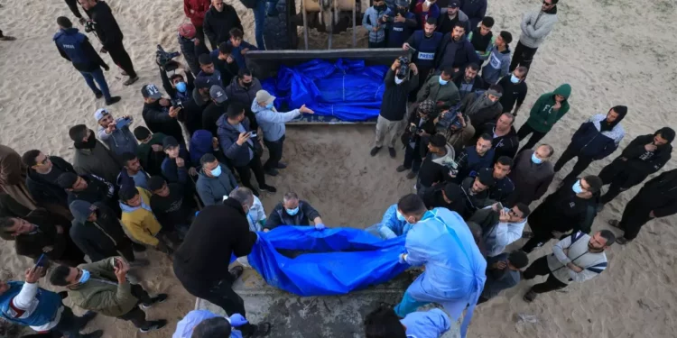 Israel devuelve los cadáveres de 80 palestinos a Gaza