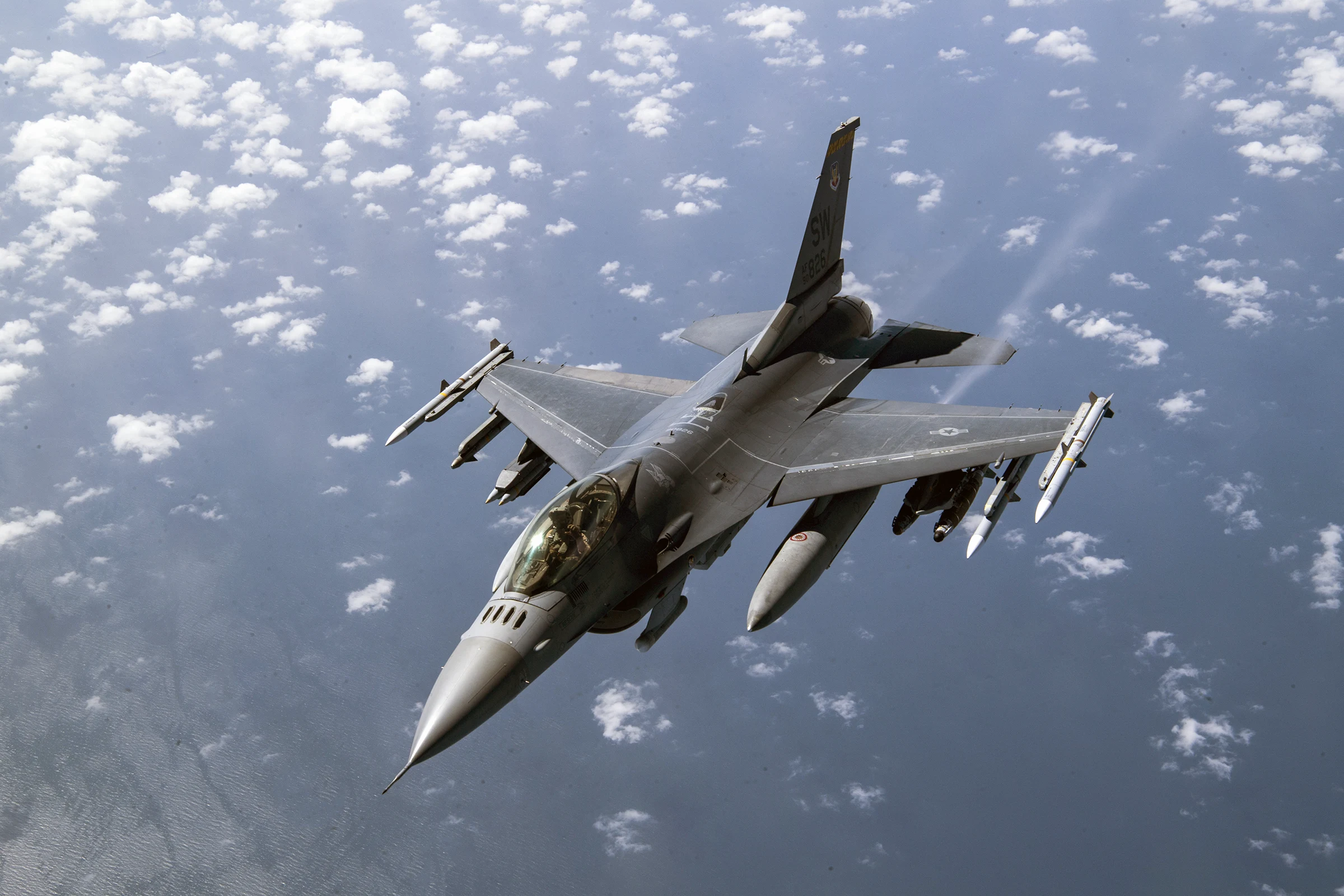 Análisis técnico del F-16: 50 Años de innovación aeronáutica