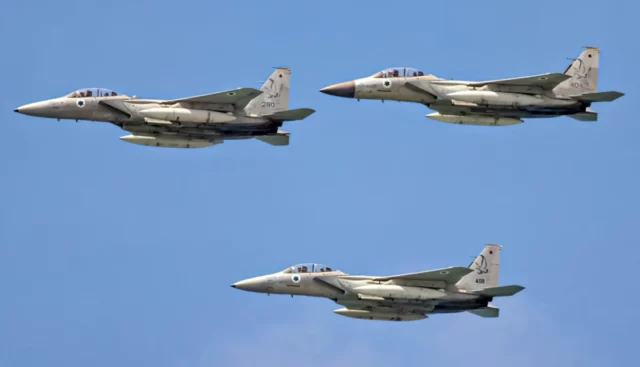 Israel ataca centros Hezbolá tras el lanzamiento de cohetes