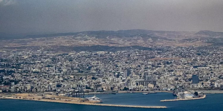 Inspectores israelíes revisan instalaciones en Chipre ayuda a Gaza