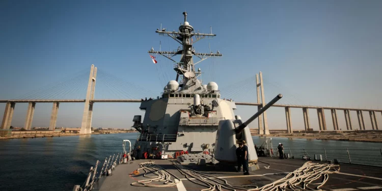 Destructor estadounidense derriba varios drones sobre el mar Rojo