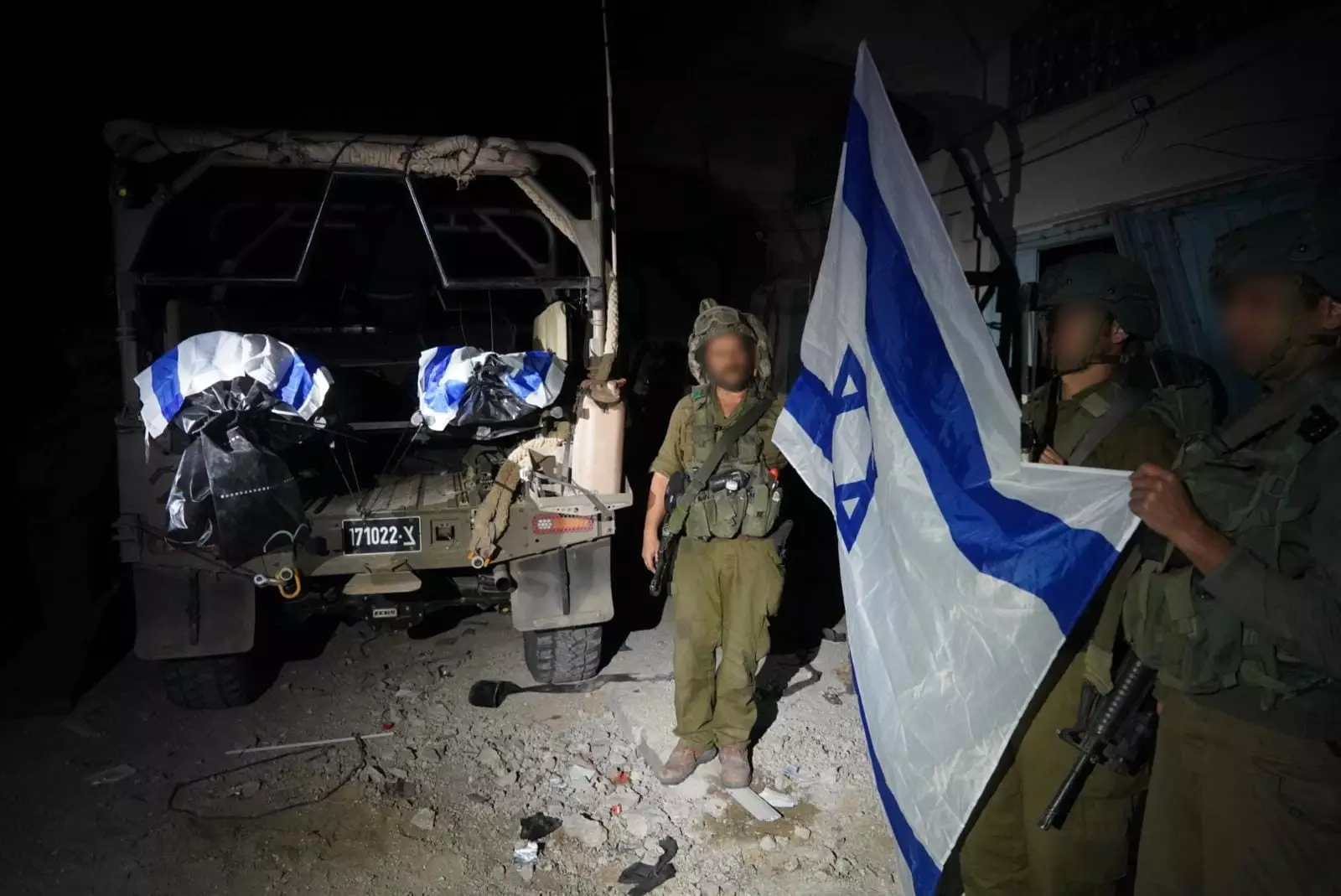 Tropas israelíes traen los cuerpos de Eden Zacharia y el sargento primero Ziv Dado de vuelta a Israel desde la Franja de Gaza, en una imagen publicada el 12 de diciembre de 2023. (Fuerzas de Defensa de Israel)
