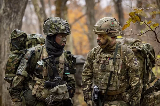 Soldados del 3 SCOTS se fnen a fuerzas japonesas en ejercicio