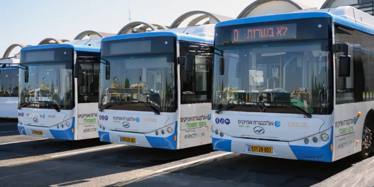 Nueva terminal israelí carga autobuses eléctricos sin cables
