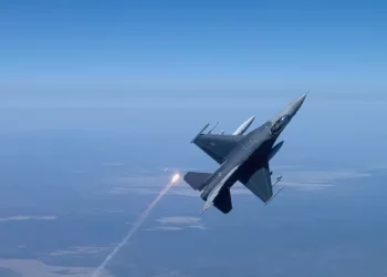 Este caza F-16 esquivó por poco 6 misiles tierra-aire