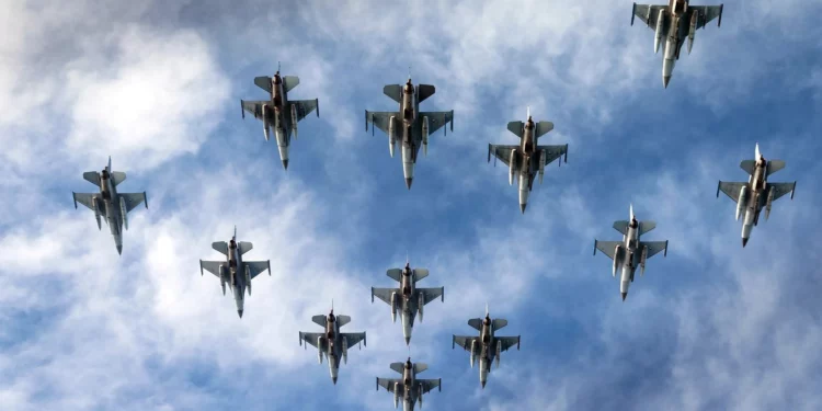 Países Bajos asigna 18 cazas F-16 a Ucrania