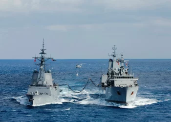 HMAS A304 de Australia efectúa reabastecimientos marítimos