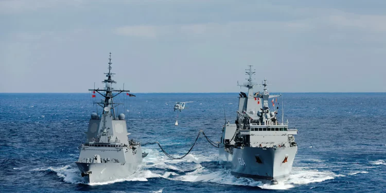 HMAS A304 de Australia efectúa reabastecimientos marítimos