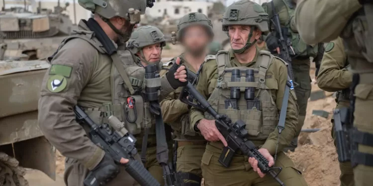 El jefe de las FDI se reunió con tropas para evaluación en Gaza