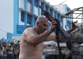 Terroristas de Hamás rindiéndose a las FDI en el norte de Gaza