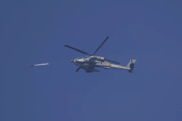 Helicópteros de Israel atacan centro de comando de Hamás en escuela de Gaza